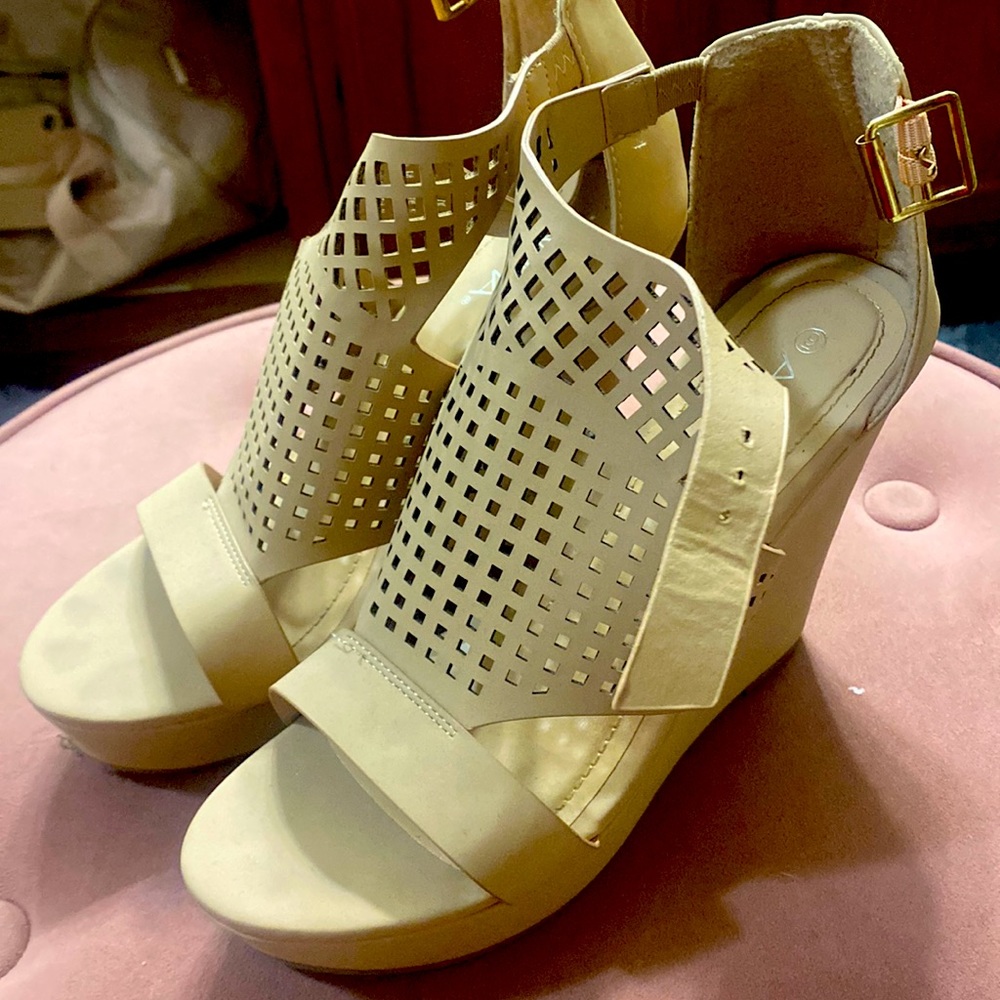 Anna, suede beige wedges